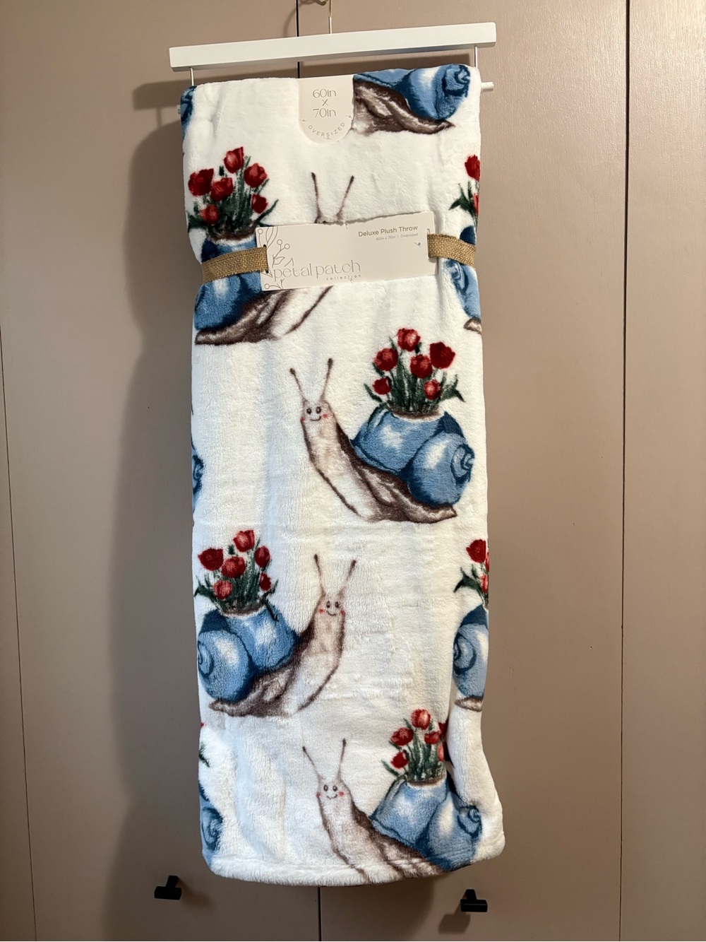 Snail Plush Throw - Plush Soft White with Blue and Red Print 60x70